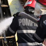 UPDATE - Incendiu la un depozit de electrocasnice din Arad / Se manifestă la electrocasnice din interiorul depozitului şi la acoperiş / Hala este inundată cu fum