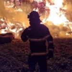 UPDATE - Incendiu la un depozit de electrocasnice din Arad / Se manifestă la electrocasnice din interiorul depozitului şi la acoperiş / Hala este inundată cu fum