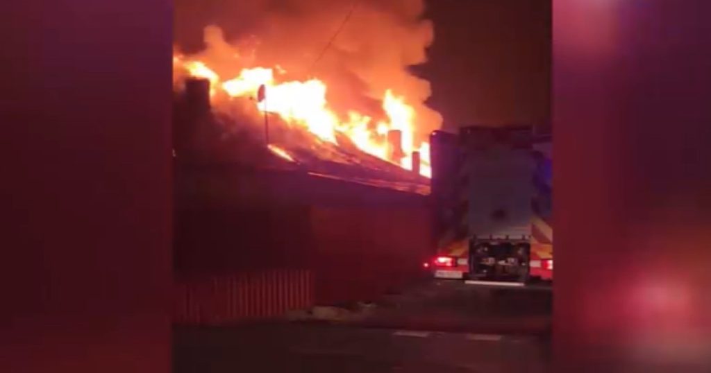 Incendiu la un complex de locuințe sociale din Săcălaz, Timiș: un mort, un rănit transportat la spital cu arsuri