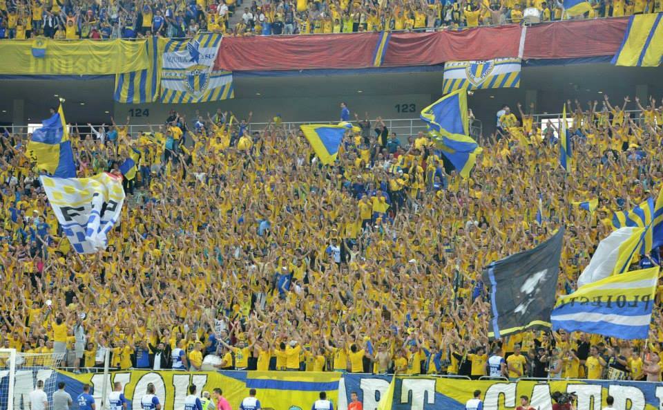 Huliganii care s-au bătut la meciul de fotbal Petrolul Ploieşti – Rapid, amendați cu 50.000 de lei și cercetați pentru posibile infracțiuni
