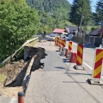 O porţiune din DN 10 s-a prăbuşit la Lunca Priporului, după spargerea unei conducte de apă / Traficul se desfăşoară pe un singur sens - FOTO