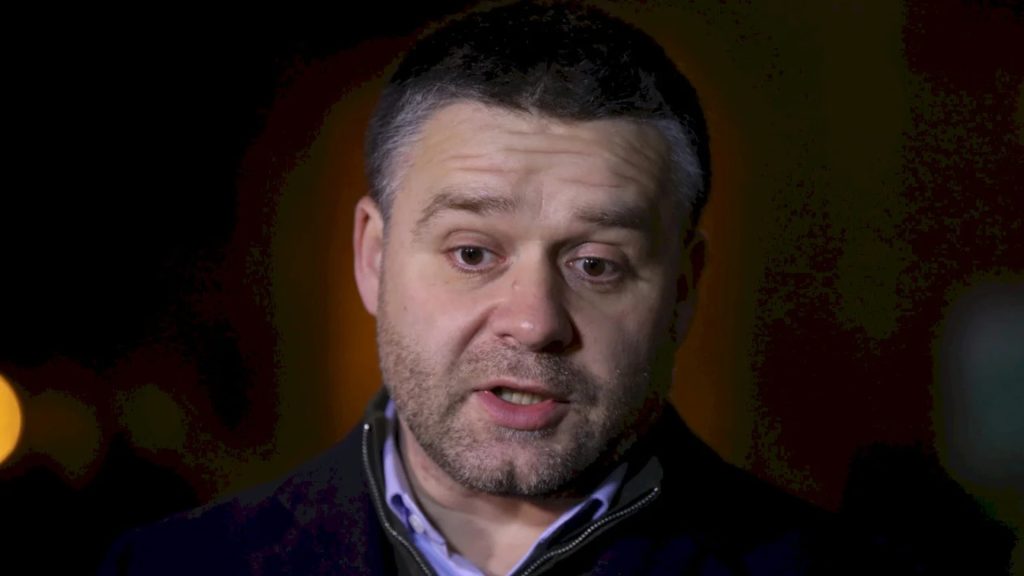 Cum a reușit Ciucu să irite bucureșteni, care îi reproșează că s-a cam băgat în față la coada la merdenelele lui Nea Mihai din Amzei, în scandalul cu Niculușcă de La Mița Biciclista