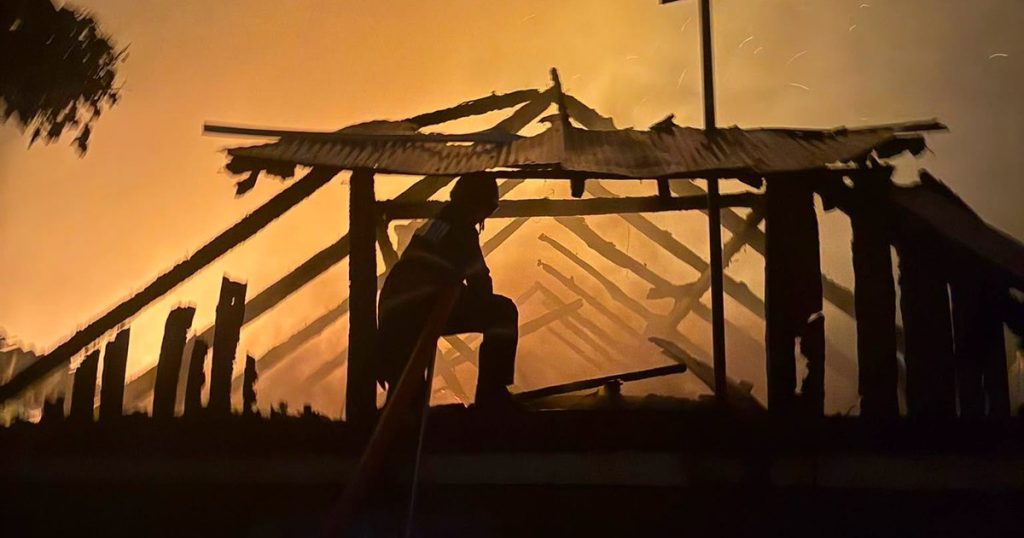 Au copt vinete în curte, dar nu au stins focul: un incendiu uriaș a izbucnit peste noapte în Cluj. „Bubuia ca petardele”