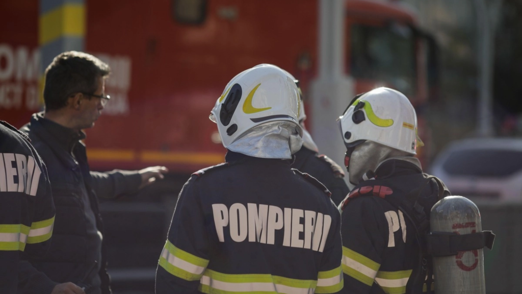 Mașină căzută în prăpastie, în Vâlcea: un bărbat a murit, iar autoturismul a luat foc