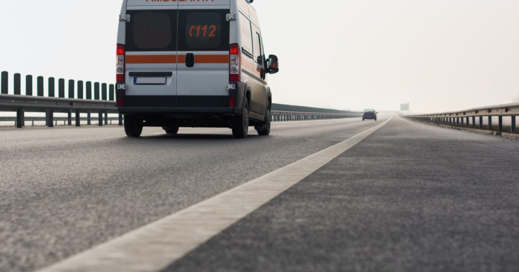 Accident în Brașov: o ambulanță aflată în misiune s-a ciocnit cu un autoturism. Cinci persoane au ajuns la spital