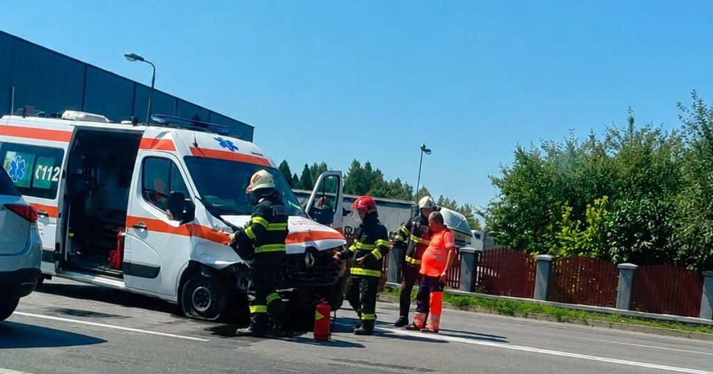 Ambulanță aflată în misiune, implicată într-un accident la Brașov. Cinci persoane sunt rănite