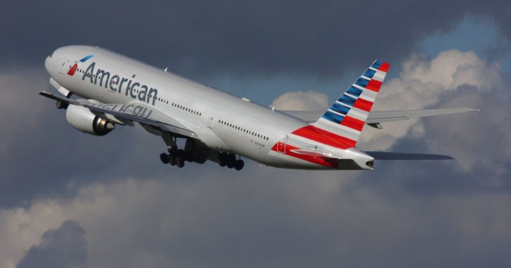 Momente de panică la bordul unui avion din SUA, după ce laptopul unui pasager a luat foc. O persoană a fost rănită