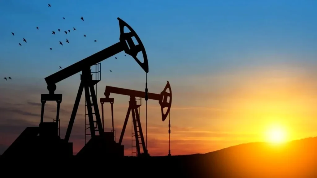 Prețul petrolului scade cu peste 1 dolar. Piețele așteaptă noile sancțiuni americane împotriva Iranului