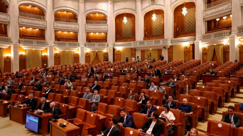 Începe un joc cu mize mari în Parlament: Negocieri dure pe Legea salarizării și se decide soarta lui Dominic Fritz