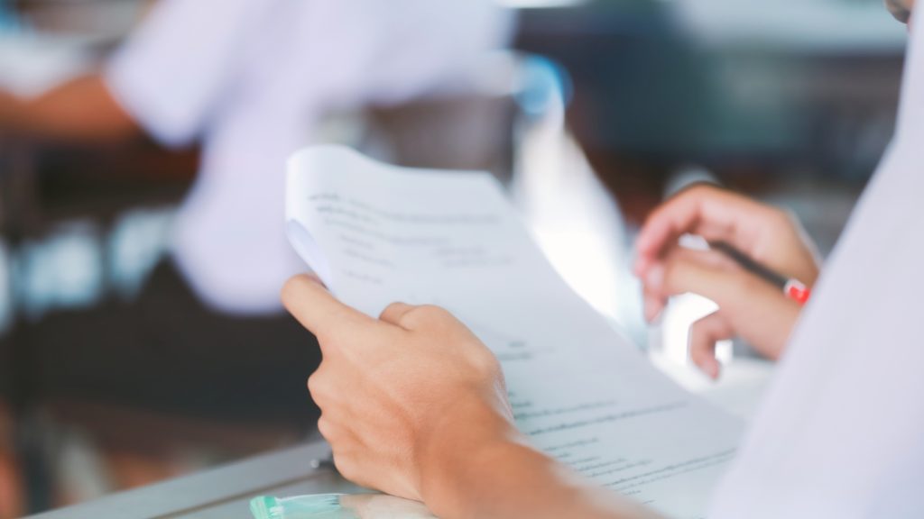 Aproape 890 de absolvenți de liceu au promovat Bacalaureatul 2026, sesiunea august, după contestații / Rata de promovare este de aproape 37%, cea mai bună din ultimii 13 ani
