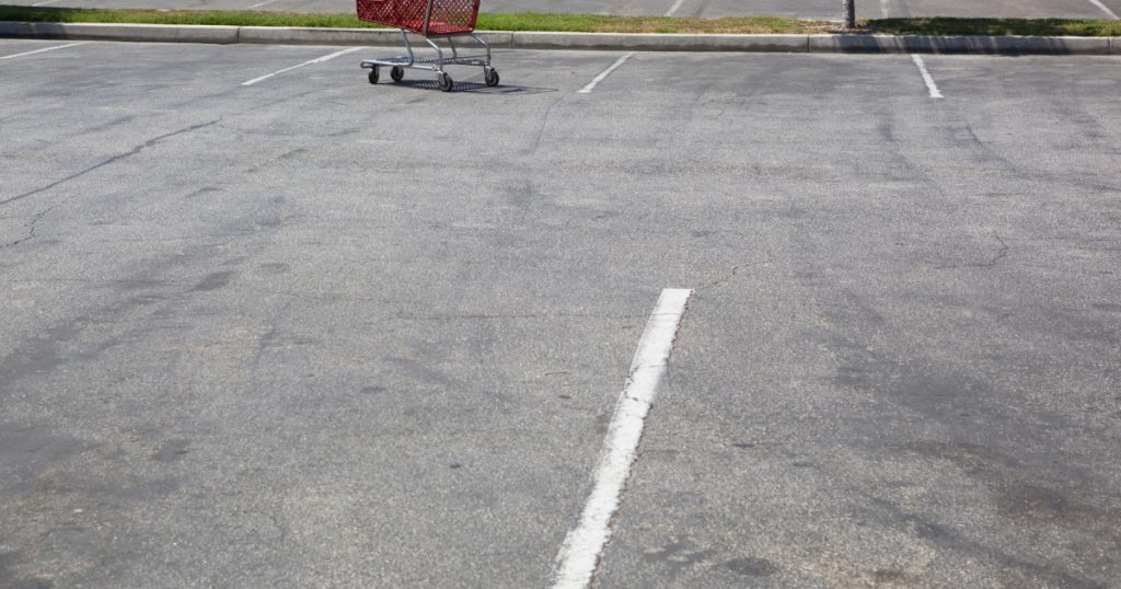 Supermarketurile, soluție-surpriză pentru lipsa locurilor de parcare în cartiere: ce prețuri și reguli se discută