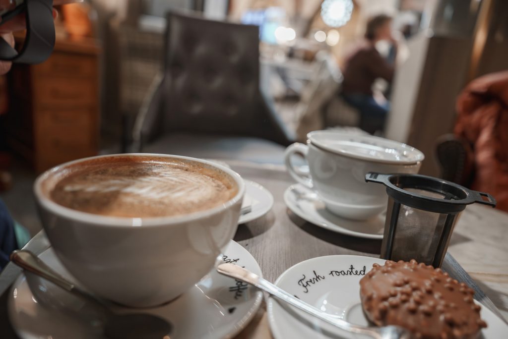 Cafenelele vieneze continuă să investească sume importante în presa tipărită, într-o perioadă în care tot mai mulți europeni își citesc știrile pe telefon