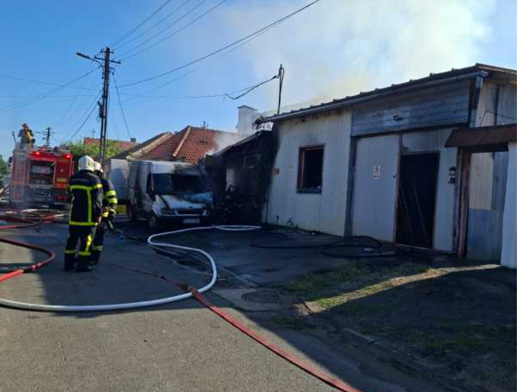Doi oameni răniți, cu multiple arsuri, într-un incendiu ce a cuprins două garaje din Arad, Una dintre victime, în stare critică