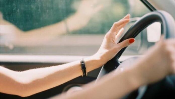 Tânără de 17 ani, prinsă fără permis la volan