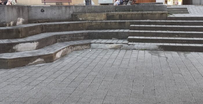 FOTO/„Jurnal de cartier” în Mărăști: instituții publice cu cârpeli și porți închise. „În locul lor, gri-ul, grafitti-ul și garajele ne educă simțul artistic”