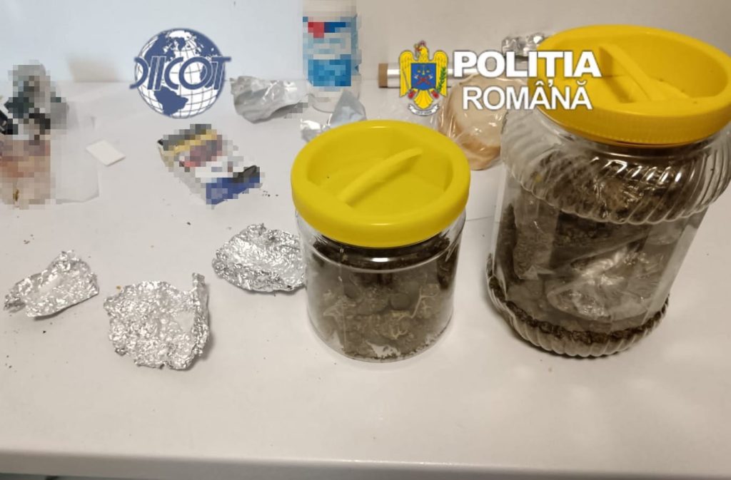 Agent de poliție penitenciară, reținut pentru trafic de droguri. A fost prins în timp ce transporta 200 de grame de canabis