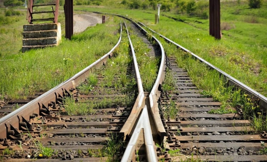 MVI critică strategia de dezvoltare a infrastructurii feroviare: Linia spre Suceava e a patra din țară la trafic, fără bani de modernizare integrală. Sub 1% din finanțarea coridoarelor feroviare merge explicit pe flancul estic.