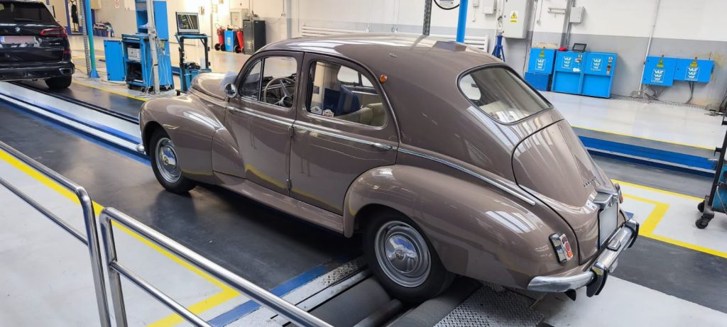 Raritate absolută pe șoselele din România. Mașina din 1958 care i-a făcut pe cei de la RAR să scoată telefonul