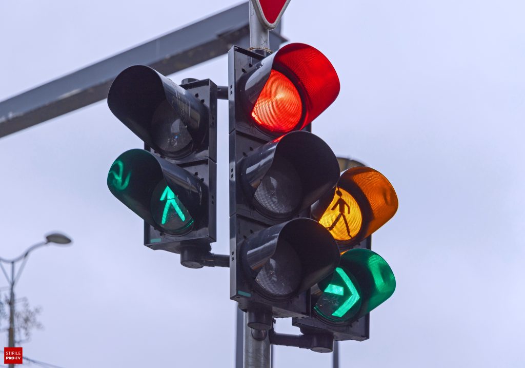 Semafoare defecte în 35 de intersecții din Capitală. Polițiștii rutieri au dirijat traficul în zonele afectate