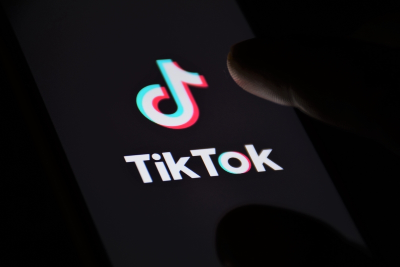Guvernul britanic cere TikTok să elimine clipurile care încurajează șofatul periculos după un accident soldat cu 7 morți, printre care doi polițiști