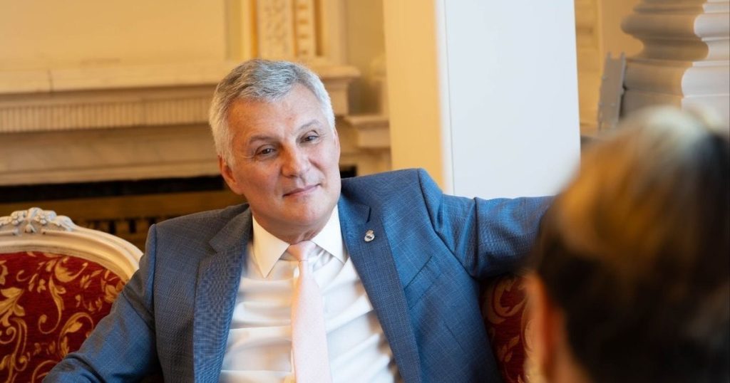 „Un îmbuibat care cumulează pensia cu salariul uriaș”. Lider PSD, atac la consilierul lui Isărescu: „Să spui că vom mânca iarbă și scoarță de copac...”