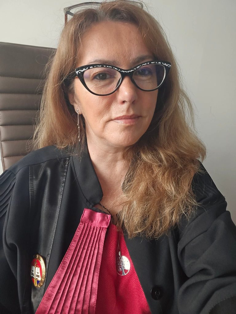 Luju: Judecătător Mădălina Afrăsinie și-a anunțat plecarea din magistratură. Este unul dintre primii magistrați care s-au ridicat împotriva abuzurilor comise în anii negri ai Justiției și au luptat pentru respectarea drepturilor fundamentale ale românilor