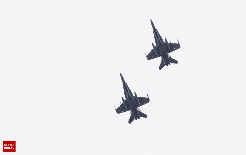 Două ținte aeriene, detectate la 25 km de Insula Șerpilor. Două aeronave F-18, ridicate. A fost emis mesaj RO-Alert - MApN
