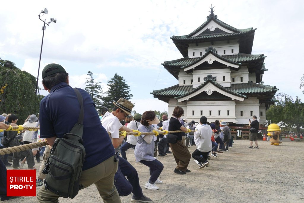 Un castel de 360 de tone a fost mutat cu frânghiile, în Japonia. 1.800 de oameni au deplasat construcția | VIDEO
