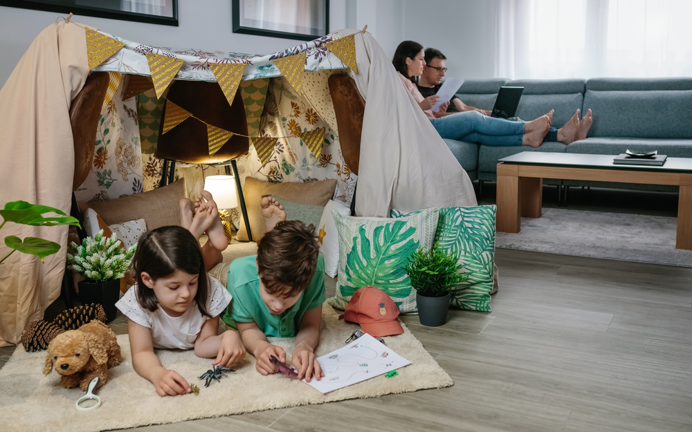 Trei luni de vacanță, sute de decizii pe zi. De ce părinții ajung epuizați înainte de începutul școlii