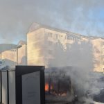 O țigară aprinsă a incendiat un container și a pus în pericol o mașină din apropiere