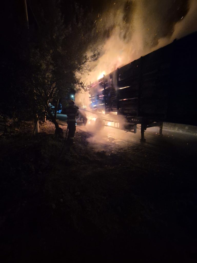 Incendiu la semiremorca unui autocamion încărcat cu lemne, în comuna Pârjol