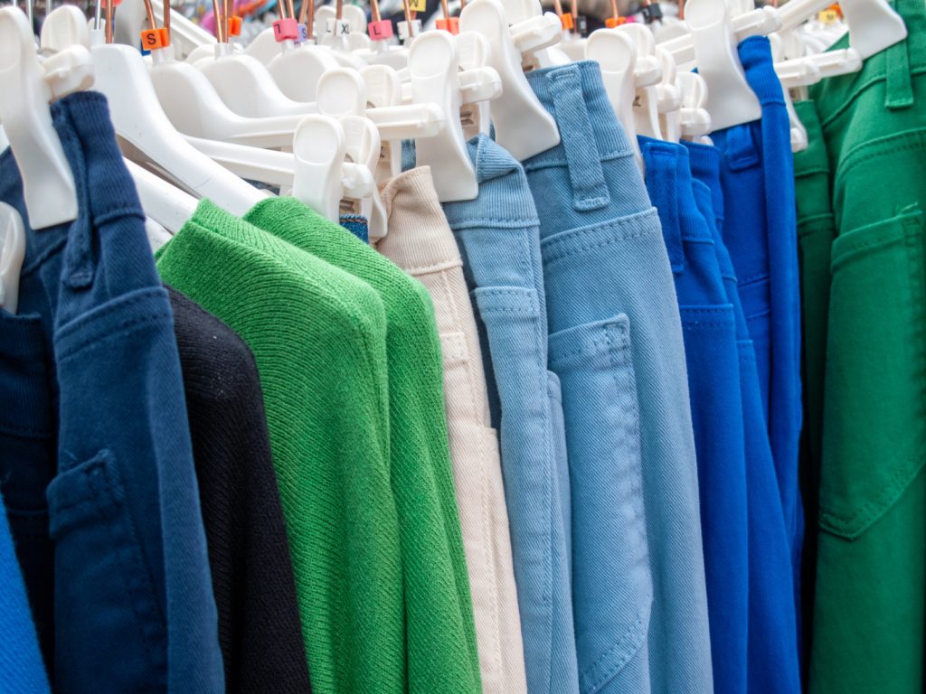 STUDIU: Opt din zece români preferă să cumpere articole vestimentare de brand la preţ redus