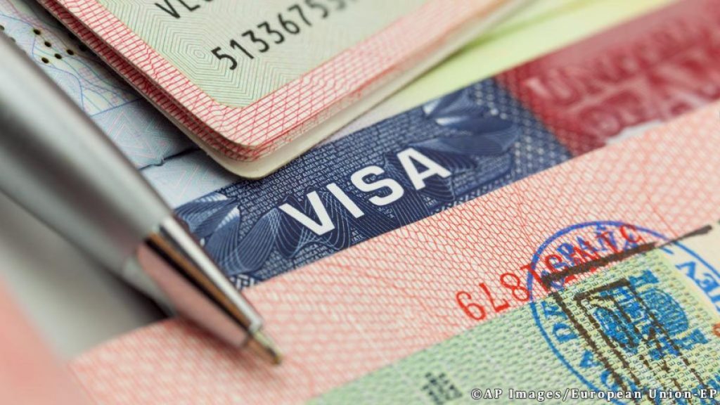 SUA vor să revoce mii de vize turistice şi de afaceri ale celor care ulterior solicită azil