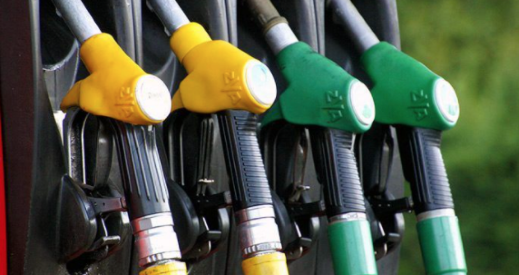 Prețul benzinei depășește pragul de 31 de lei: Cât vor costa mâine carburanții?