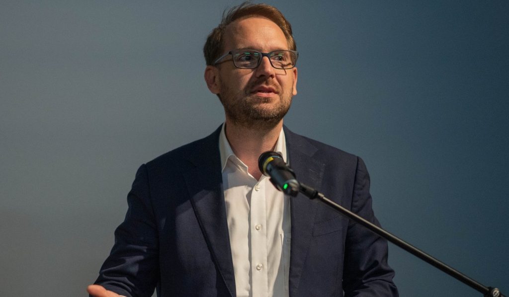 Liderii Popularilor Europeni și Renew i-au cerut Ursulei von der Leyen să blocheze 770 de milioane de euro din PNRR după cazul Dominic Fritz