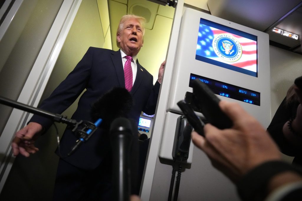 „Lacheu” vs. „rege al falimentelor”: Donald Trump se contrează dur cu un politician care l-a susținut anterior