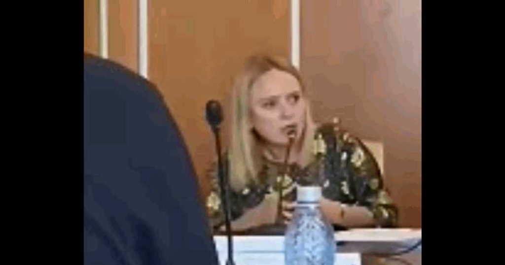 Vasile Blaga a apărut dezbrăcat în timpul unei ședințe online din Senat. Momentul a fost filmat