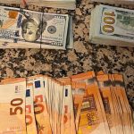 FOTO Prins la Aeroportul Otopeni când încerca, cu ajutorul copilului, să scoată bani din țară. Un pasager i-a dat unui minor o borsetă cu 60.000 de dolari și 2.000 de euro la controlul vamal