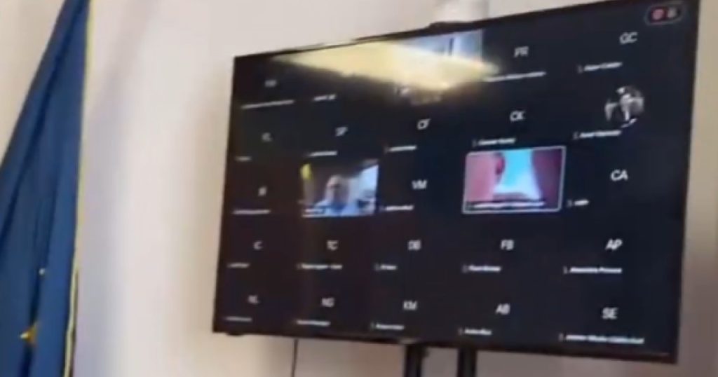 Scenă bizară în Parlament: Un senator PNL a apărut dezbrăcat în fața colegilor. „Cine e în pielea goală acolo?”