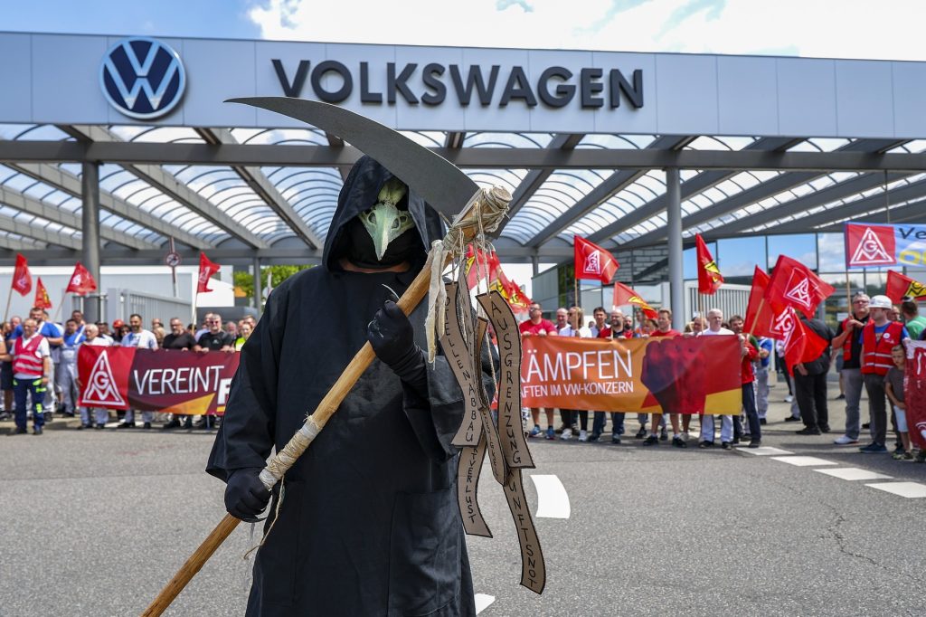 Șeful Volkswagen s-a confruntat cu angajații nemulțumiți de concedierile masive plănuite