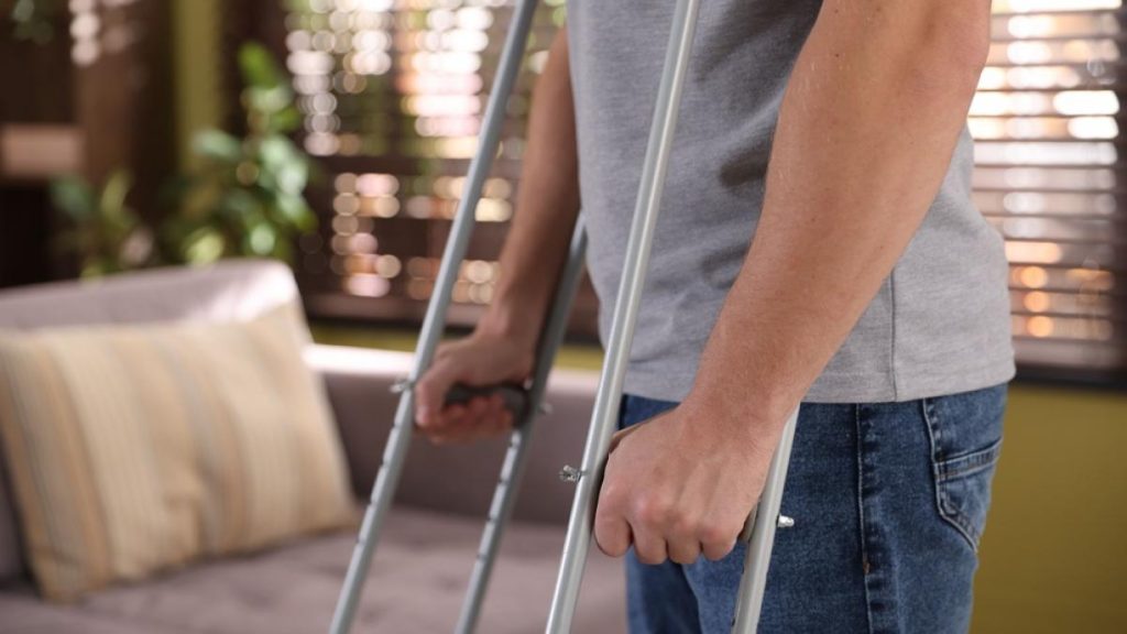 Cum te deplasezi corect în cârje în primele zile după accidentare