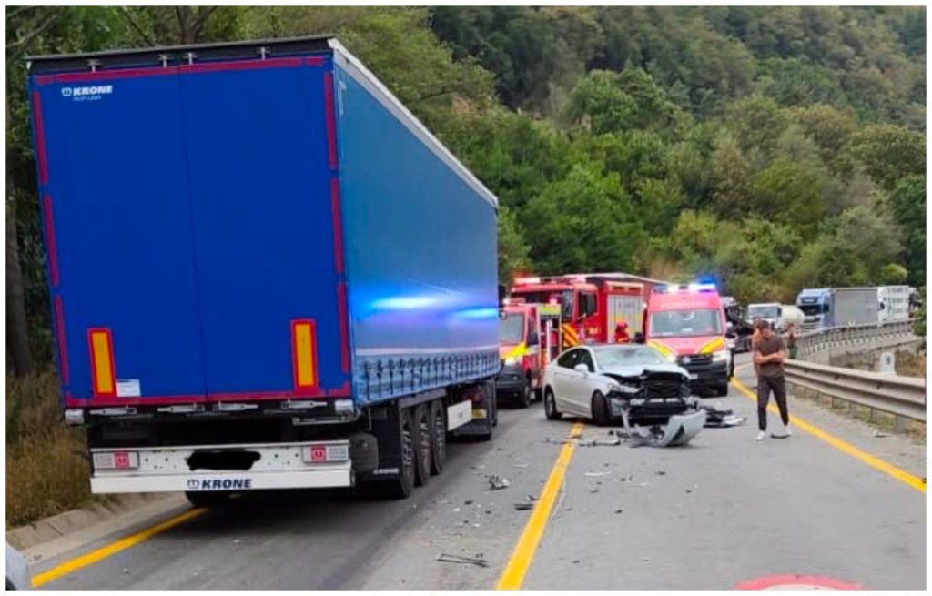 Circulația rutieră pe Valea Oltului, blocată din cauza unui accident la Boița
