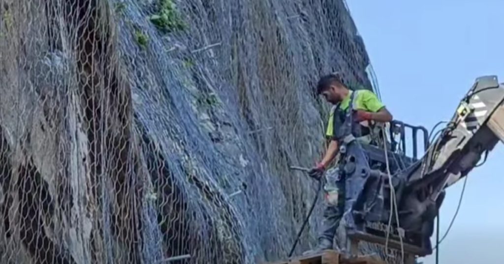 Imagini cu montarea plaselor de siguranță pe Valea Oltului. Traficul se desfășoară fără restricții de circulație