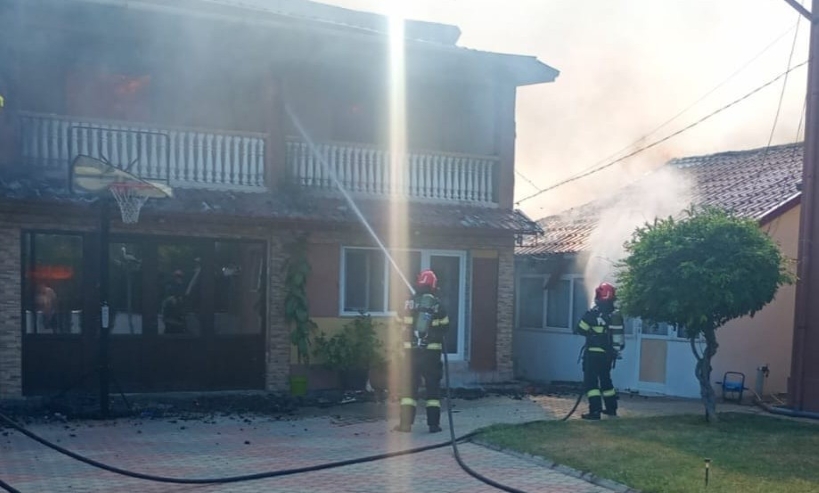 Incendiu într-o gospodărie din Poiana Lacului. Trei persoane au avut nevoie de îngrijiri