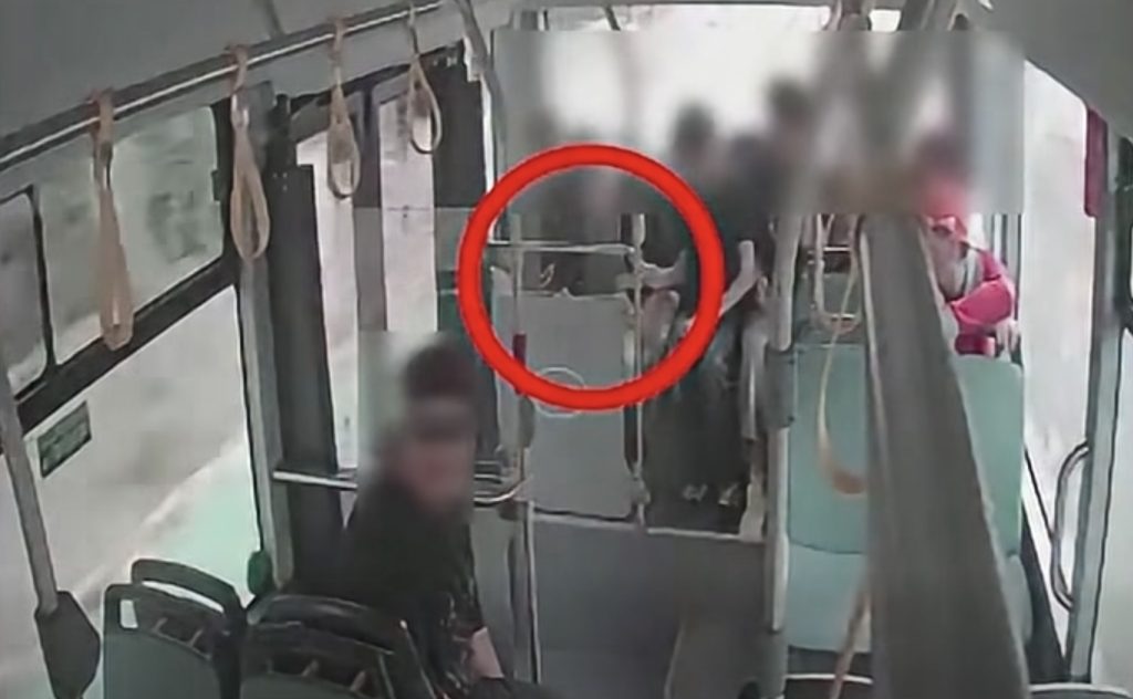 VIDEO Noile autobuze electrice din Bacău au fost vandalizate după doar o zi de funcționare. Primar: ”Nesimțirea se va plăti scump!”