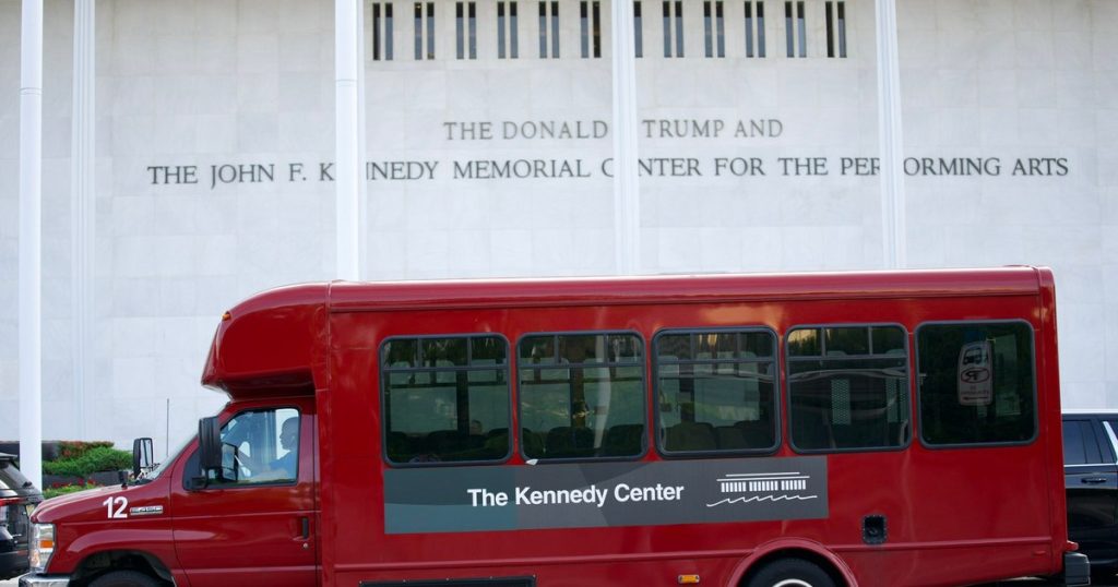 Administrația Trump amenință cu demolarea Kennedy Center dacă numele președintelui este eliminat