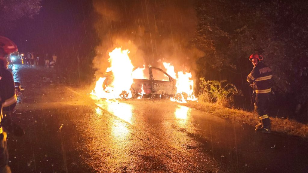 Mașină în flăcări după ce s-a izbit de un copac, în Argeș. Un tânăr scos incoerent din vehicul