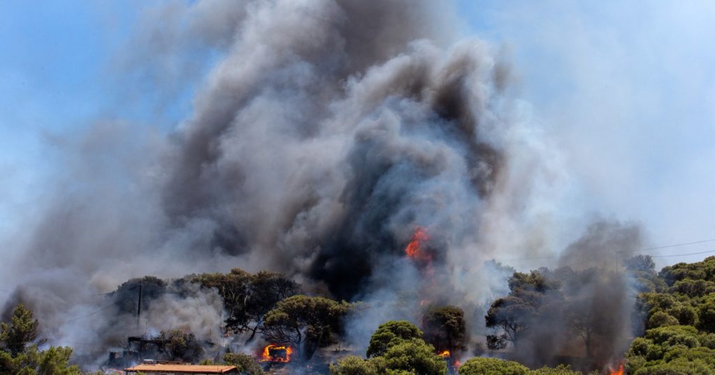 Zeci de noi incendii de vegetație în Grecia: flăcări în apropierea Atenei, cod roșu în Corfu. Bază navală în pericol