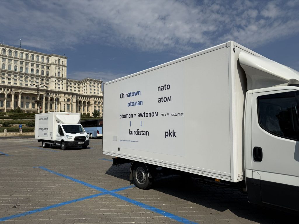 Dube cu mesaje conspiraționiste și pro China, în fața Palatului Parlamentului. Sunt finanțate de „mogulul cafelei din România”