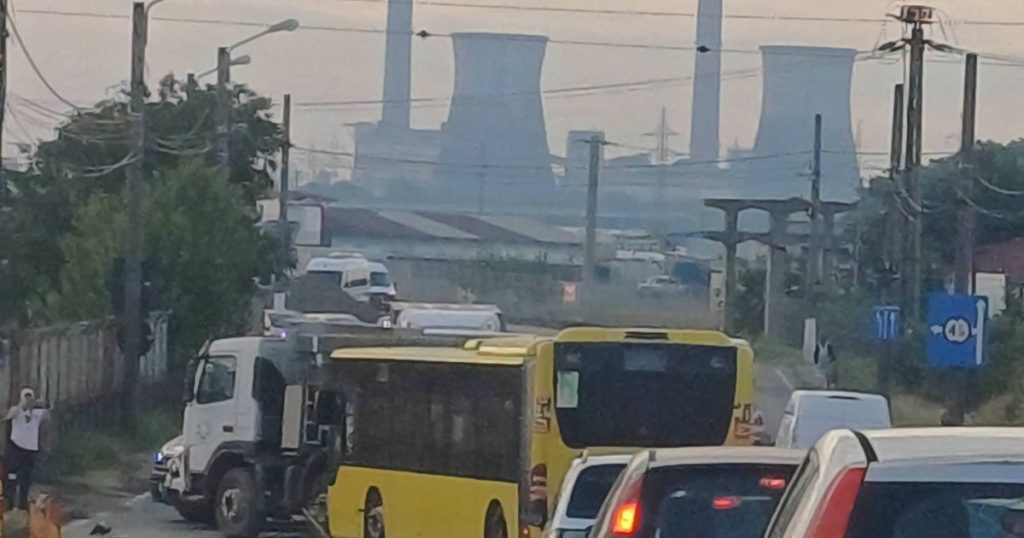 Accident între un camion și un autobuz cu 40 de pasageri, la Timișoara. Trei persoane au avut nevoie de îngrijiri medicale